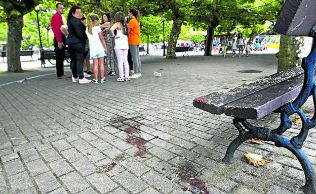 Los restos de sangre, aún visibles ayer, señalan el punto de la plaza Navedo de Liendo donde se produjo la agresión.