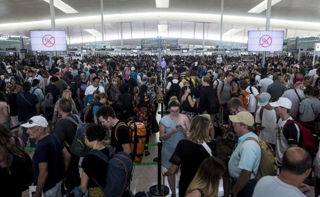 Colas en el aeropuerto de El Prat. 