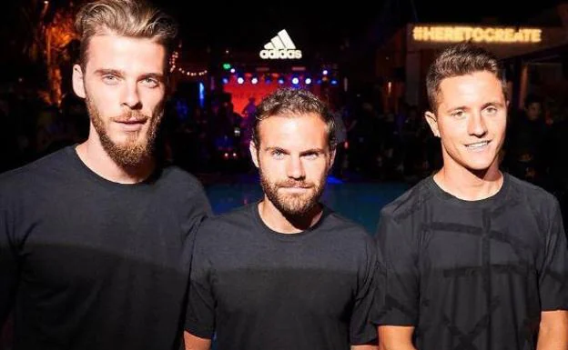 Ander Herrera junto a sus compañeros de equipo David De Gea y Juan Mata.