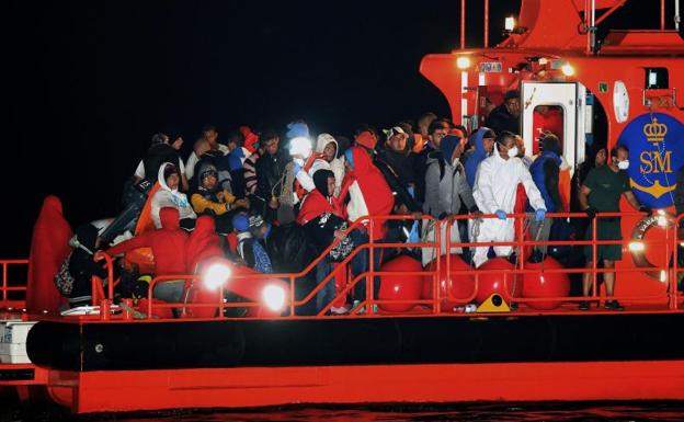 Varios inmigrantes llegan al puerto de Almería. 