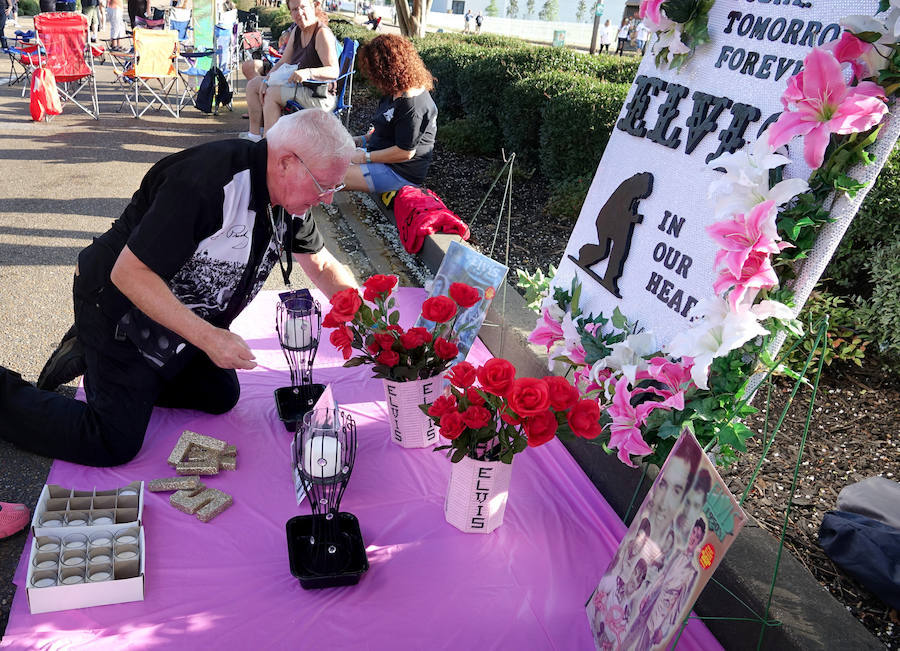 Cientos de personas se reunieron anoche en su casa de Memphis (Tennessee, EEUU) para conmemorar el 40 aniversario de la muerte de Elvis Presley