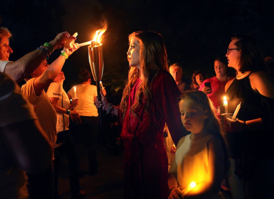 Cientos de personas se reunieron anoche en su casa de Memphis (Tennessee, EEUU) para conmemorar el 40 aniversario de la muerte de Elvis Presley
