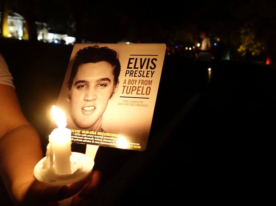 Cientos de personas se reunieron anoche en su casa de Memphis (Tennessee, EEUU) para conmemorar el 40 aniversario de la muerte de Elvis Presley