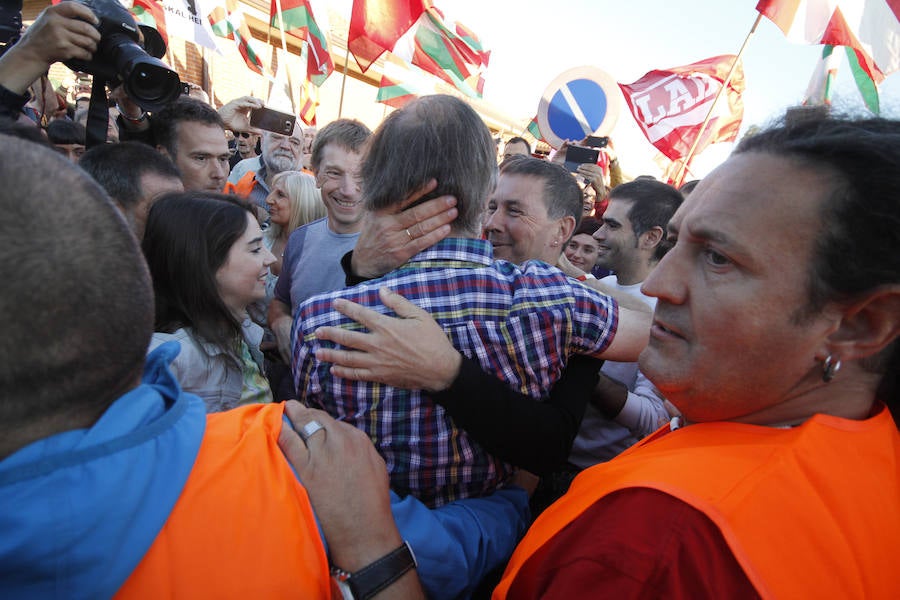 El ex secretario general de LAB abandona la prisión de El Dueso. Arnaldo Otegi, Rufi Etxeberria, Pernando Barrena, Tasio Erkizia, Iñigo Iruin y el exalcalde de Llodio Pablo Gorostiaga, entre otros, han acudido a su salida.