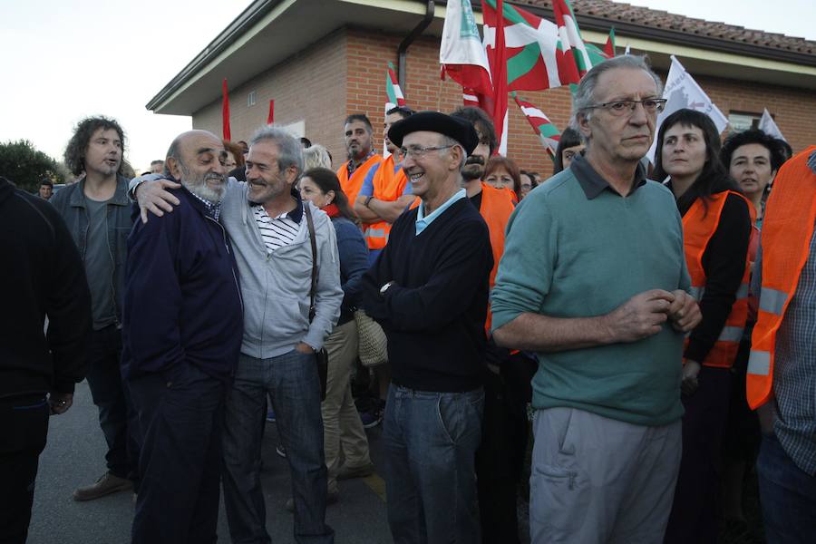 El ex secretario general de LAB abandona la prisión de El Dueso. Arnaldo Otegi, Rufi Etxeberria, Pernando Barrena, Tasio Erkizia, Iñigo Iruin y el exalcalde de Llodio Pablo Gorostiaga, entre otros, han acudido a su salida.