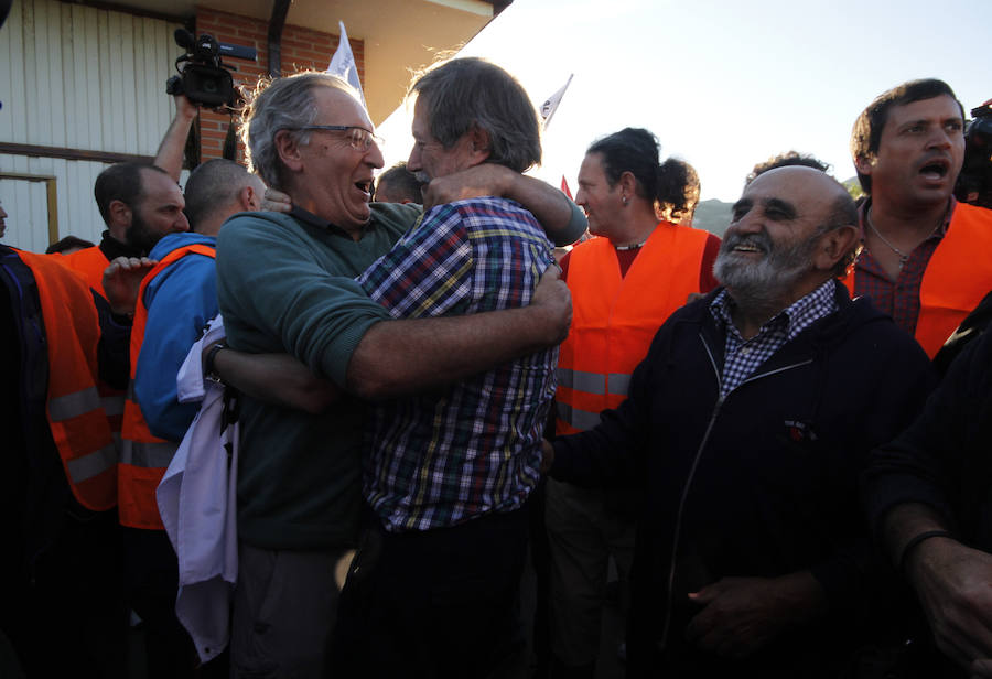 El ex secretario general de LAB abandona la prisión de El Dueso. Arnaldo Otegi, Rufi Etxeberria, Pernando Barrena, Tasio Erkizia, Iñigo Iruin y el exalcalde de Llodio Pablo Gorostiaga, entre otros, han acudido a su salida.