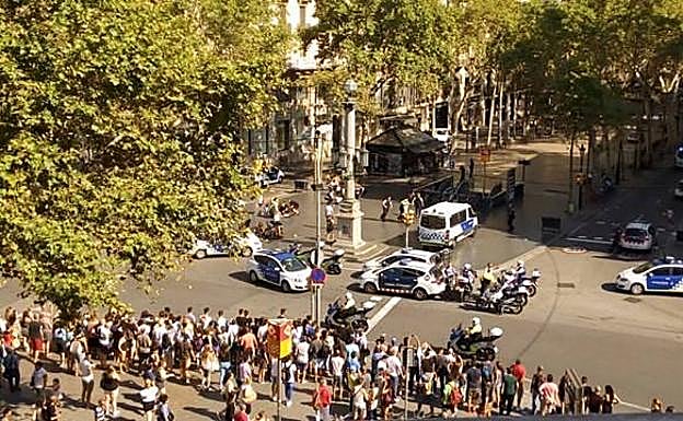 Imagen principal - 13 muertos y más de 100 heridos en el atentado de Barcelona
