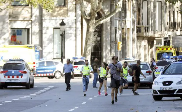 Gente corriendo tras el atentado.