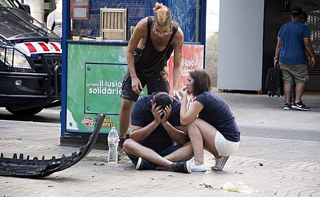 Un joven se lleva las manos a la cabeza después de que una furgoneta arrollara a decenas de personas. En el vídeo, las distintas imágenes del atentado.