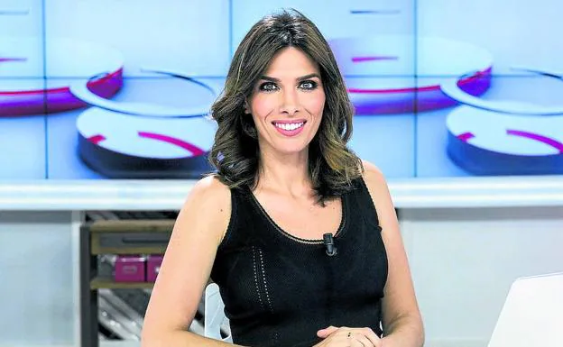 En agosto, Verónica Sanz aparca los reportajes y se coloca al frente del programa. 