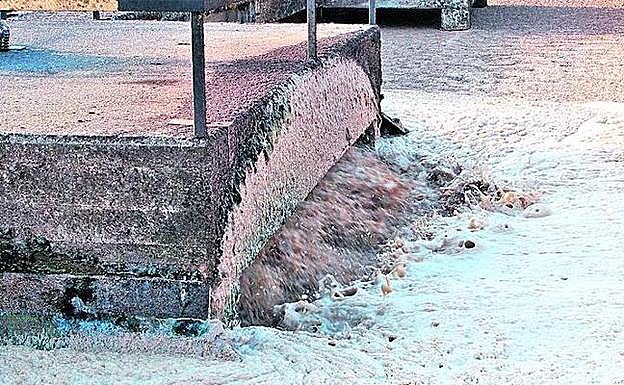 Depósitos de la estación depuradora de residuales de Salvatierra, con 33 años de vida, y causa de muchos de los problemas.