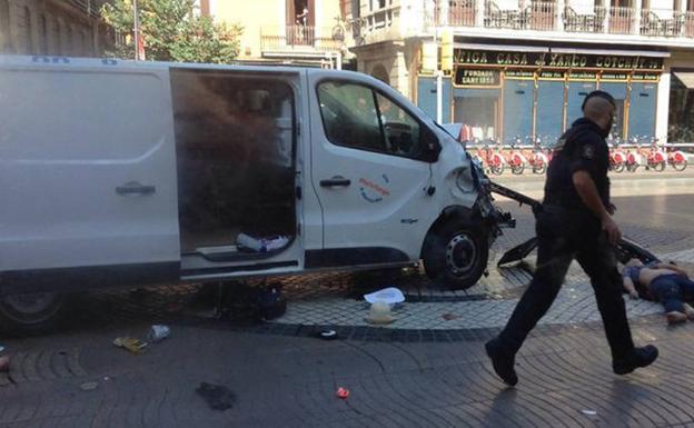 La furgoneta con la que se perpreto el atropello masivo en La Rambla.