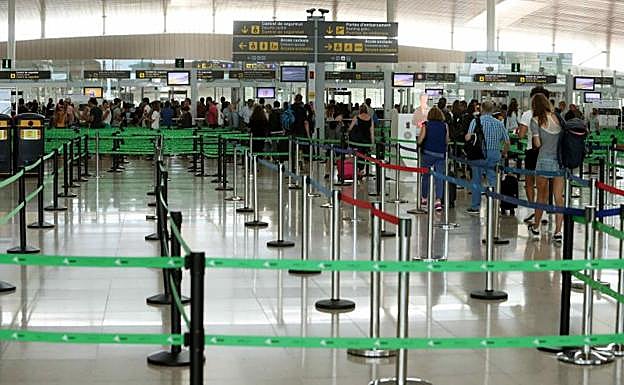 Los pasajeros pasan los controles en el aeropuerto de El Prat