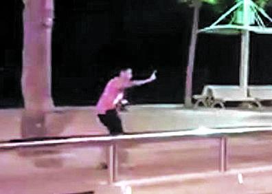 Imagen secundaria 1 - 1. Uno de los arrestados. 2. no de los terroristas instantes de ser abatido por los Mossos d´Esquadra en Cambrils.3. Dos guardias urbanos atienden a uno de los heridos tras el atropello masivo registrado el jueves en las Ramblas. 