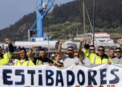 Imagen secundaria 1 - Arriba, concentración masiva de trabajadores en Montjuic en 1978. A la derecha, estibadores se manifiestan en el puerto de Ferrol durante una jornada de huelga. A la izquierda, basura acumulada en las calles de Málaga durante las protestas de los operarios en marzo de 2016.