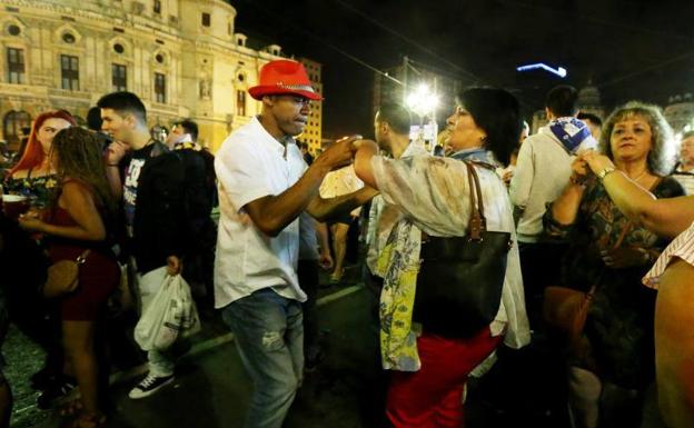 La txupinera, pregonera y Marijaia disfrutan del inicio de las fiestas.