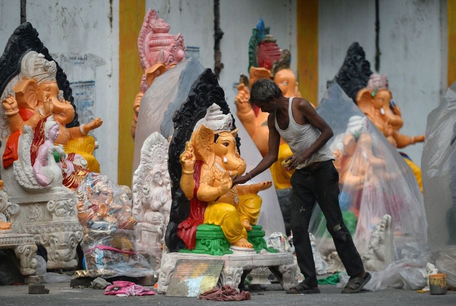 En India ultiman los preparativos de las festividades dedicadas a Ganesh, mitad hombre mitad elefante. Los ídolos del dios hindú circularan por todo el país durante los 10 dias que duran las fiestas