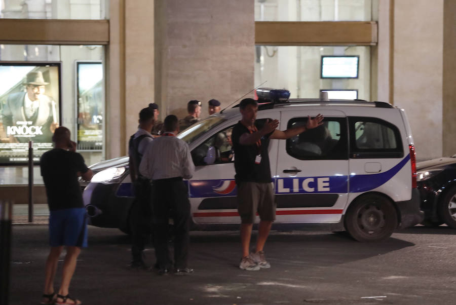 La Policía francesa ha detenido a un sospechoso en la estación de trenes, pero ha desmentido que hubiera un tiroteo; la organización de la Vuelta a España avisó a los periodistas de que había tres personas armadas
