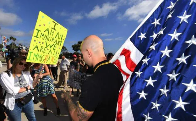 Manifestantes de extrema derecha y antifascistas se enfrentan en California 