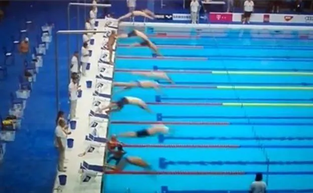 Conmovedor gesto: Un nadador guarda un minuto de silencio por los atentados mientras los demás competían