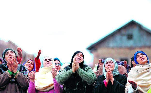 Mujeres musulmanas rezan en una celebración religiosa en Srinagar, en el Estado indio de Cachemira. 