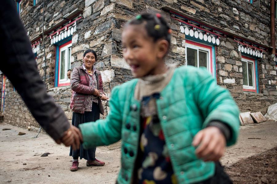 Los Zhaba son una etnia de la provincia de Sichuan, en el Tibet. Rechazan la monogamia y su cultura es matrilineal, aunque avances como la llegada de internet o mejoras en infraestructura han expuesto a los Zhaba a otros estilos de vida