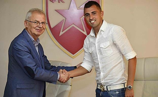 Nenad Krsticic, en el momento de sellar el acuerdo con el Estrella Roja.