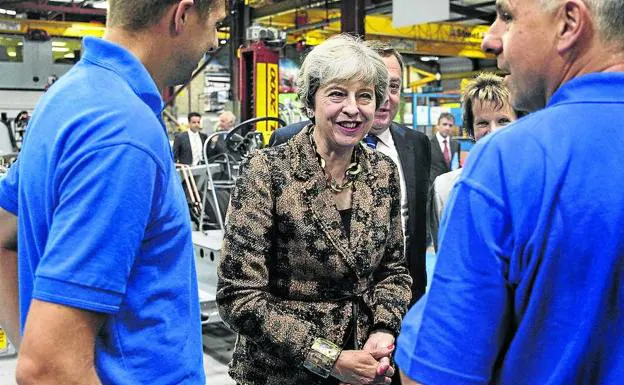 Theresa May visita una fábrica.