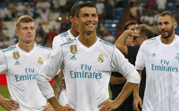 Cristiano Ronaldo sonríe delante de sus compañeros. 