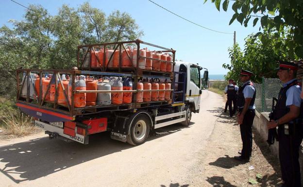 Un camión retira parte de las 120 bombonas de butano halladas en el chalé de Alcanar. 