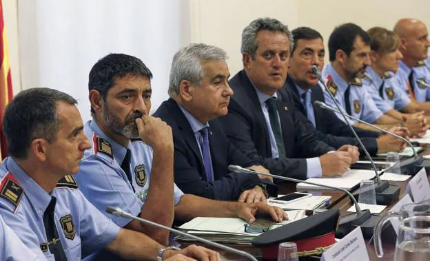 El mayor de los Mossos d'Esquadra, Josep Lluís Trapero, acompañado de Joaquim Forn en la reunión del gabinete antiterrorista.