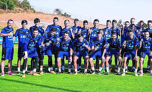 La plantilla albiazul se fotografió en Ibaia con los carnés de abonados de la presente campaña.