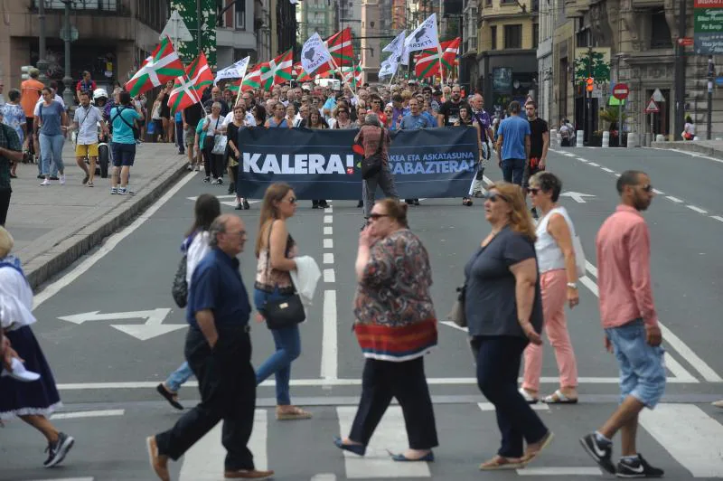 La manifestación por los presos de ETA convocada por Kalera Kalera en Aste Nagusia ha recordado al recluso fallecido Kepa del Hoyo