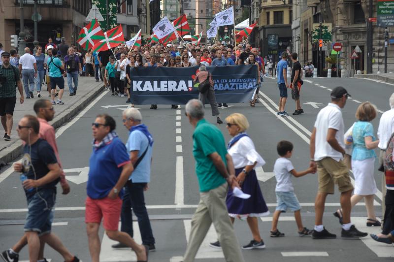 La manifestación por los presos de ETA convocada por Kalera Kalera en Aste Nagusia ha recordado al recluso fallecido Kepa del Hoyo