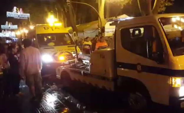 Una grúa, al rescate de una ambulancia averiada en pleno Arenal