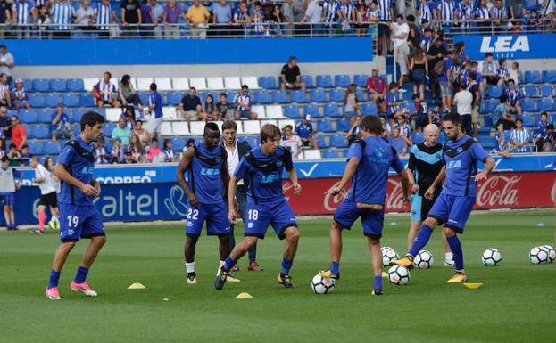 La plantilla albiazul, en pleno calentamiento.