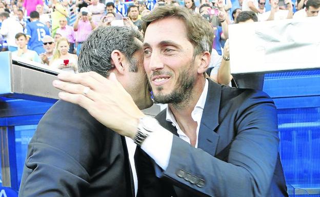 Zubeldía y Valverde se saludan antes del partido.