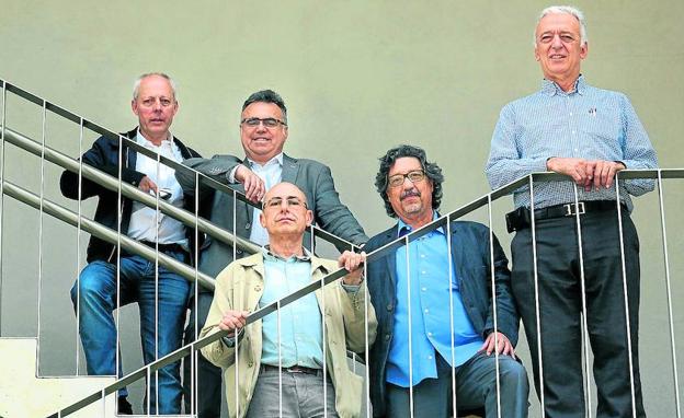 El grupo Cochrane de la UPV-EHU, junto a sus ‘padrinos’, los investigadores Eduard Vieta y Xavier Bonfill.