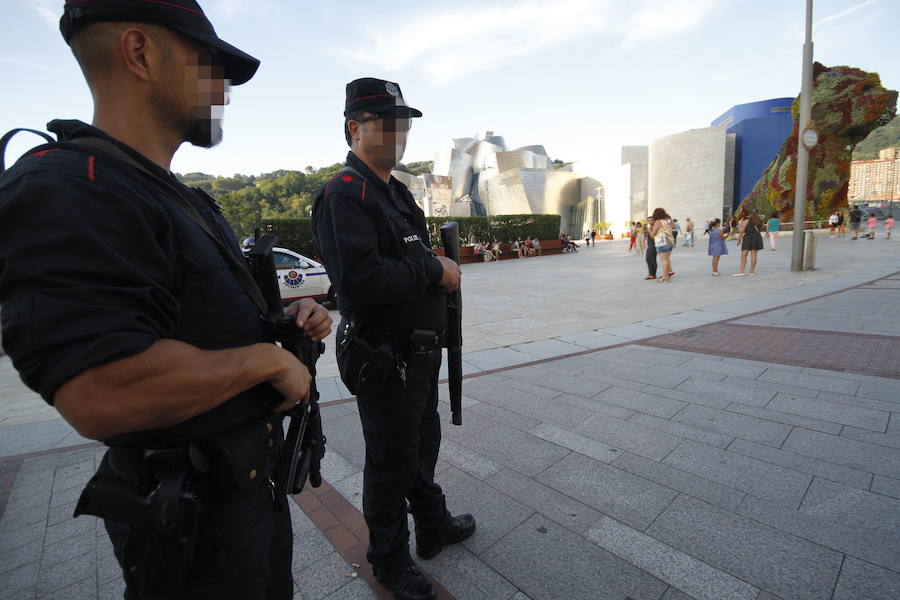 Dos agentes armados de la Ertzaintza, junto al Guggenheim.
