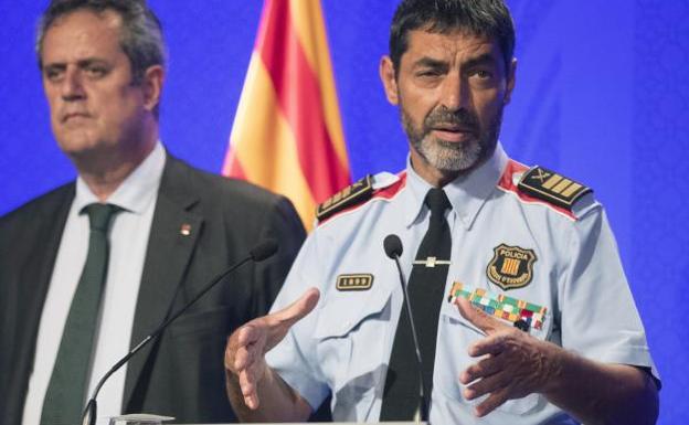 El mayor de los Mossos d'Esquadra, Josep Lluís Trapero (d).