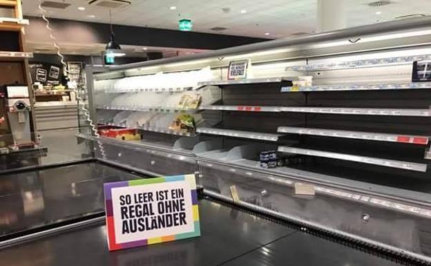 El supermercado puso carteles para explicar el vacío de ciertas secciones.