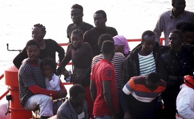 Varios inmigrantes, a su llegada a Tarifa.