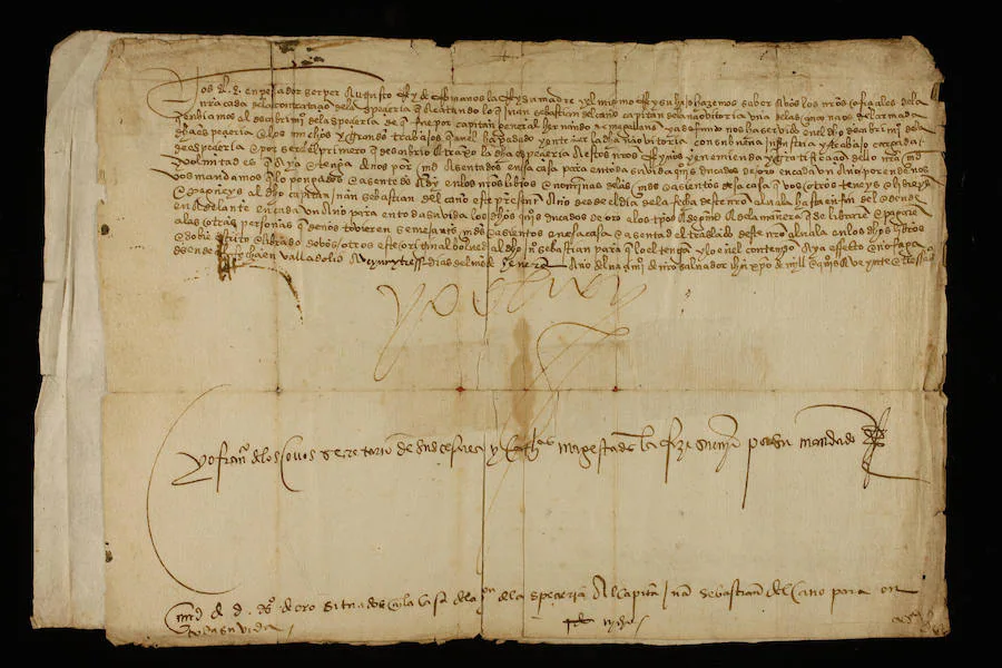La carta en la que el Rey concede a Elcano una renta de 500 ducados y la que el propio Elcano le escribió nada más tocar tierra al fin de su viaje. 