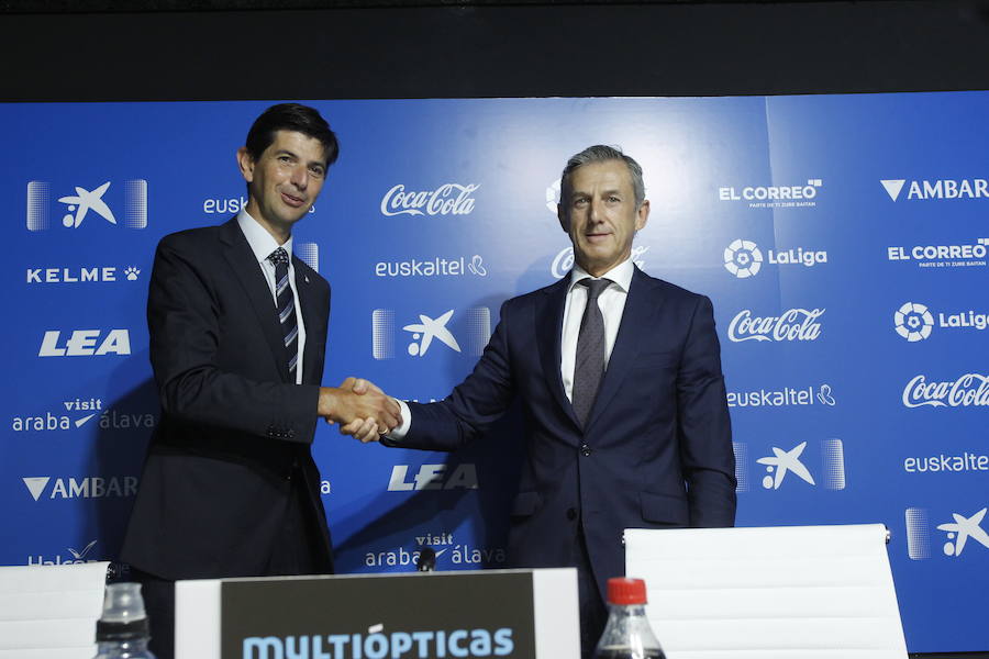 El presidente del Deportivo Alavés, Alfonso Fernández de Trocóniz, y Juan Pedro Badiola, director territorial de CaixaBank en el País Vasco y Cantabria han oficializado el acuerdo .