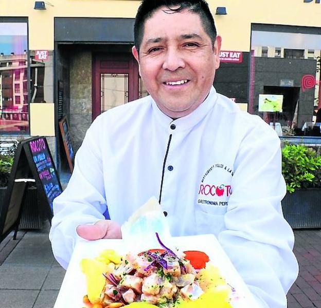Rocoto (Vitoria). El cocinero Edson Huaman asegura que la perca es el pescado que «mejor se adapta» a los ingredientes para ceviche.