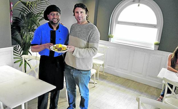 Layback (Getxo). Destacan la pizza de pulpo y merkén (aliño preparado con ají seco, un amigo le trae género de los indios mapuches), la de chipirones en su tinta con alioli verde, la arepa de carne desmechada o los helados de pantera rosa y bollo de mantequilla.