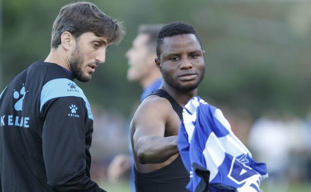 Wakaso, junto a Zubeldía, en un entrenamiento reciente. 