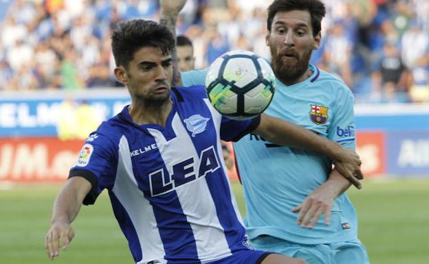 Zidane puja por un balón con Messi.