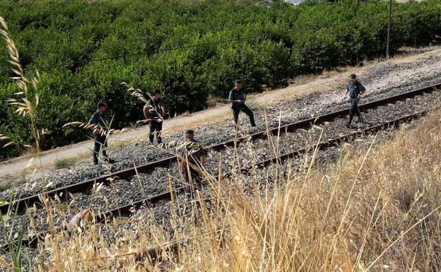 Agentes de la Guardia Civil, en el lugar donde se halló el cuerpo de la menor