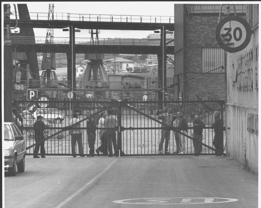 Piquetes de trabajadores en la entrada de las instalaciones en 1989. 